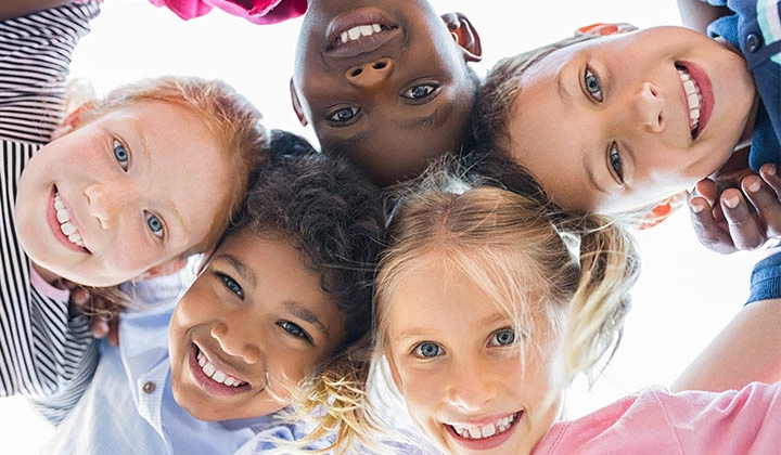 Kinder stecken Köpfe zusammen Läuse bei Kindern sind keine Seltenheit