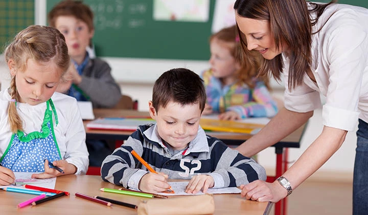 Schulklasse Läuse in Schulen verbreiten sich schnell
