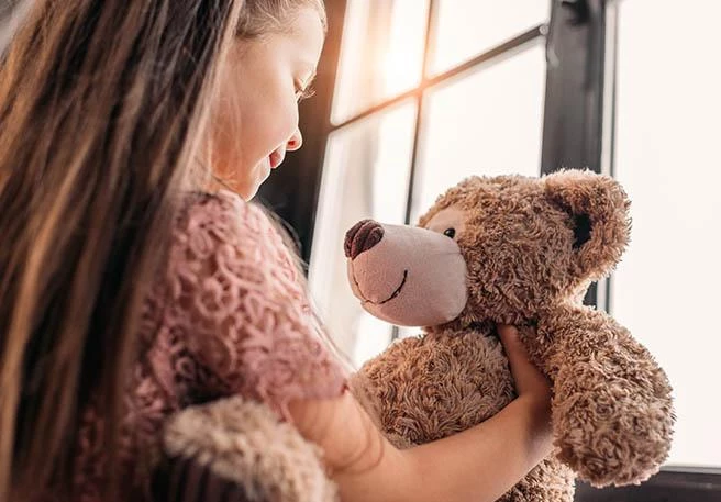 Mädchen mit Kuscheltier Kuscheltiere entlausen